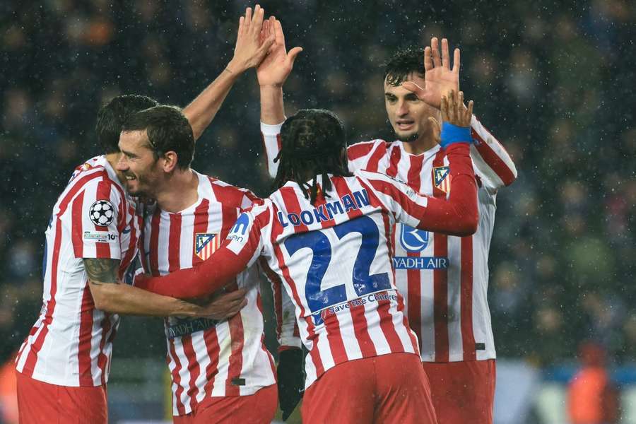 Los jugadores del Atleti celebran el 0-2 de Lookman
