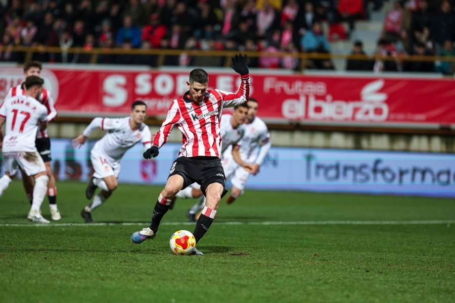 Oihan Sancet, antes de transformar el penalti que supuso el 3-3