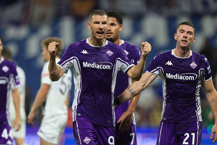 Edin Dzeko esulta dopo il gol contro il Polyssia
