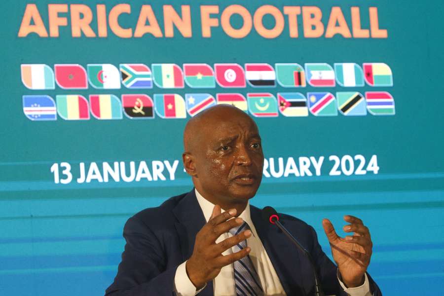 De president van de Afrikaanse voetbalbond Patrice Motsepe voor de officiële loting