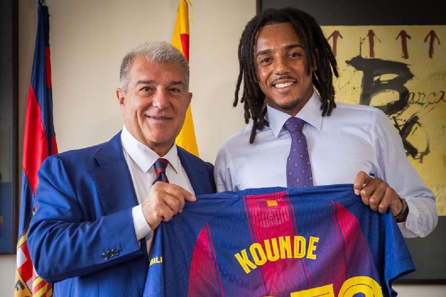 Koundé, junto a Laporta