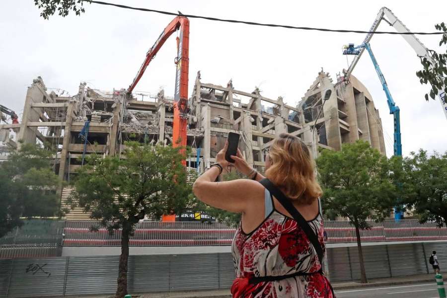 Les travaux de démolition du troisième étage du stade Camp Nou de Barcelone sont en cours.