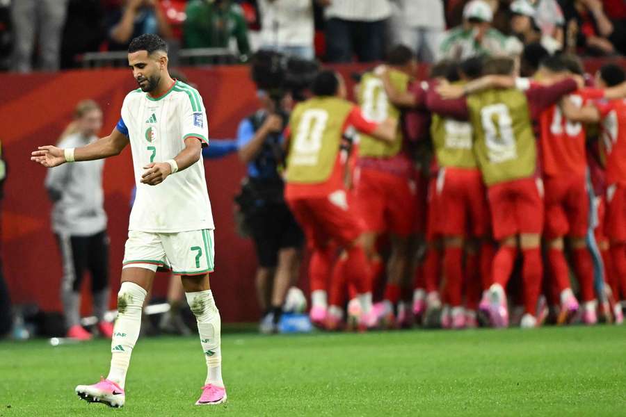 Mahrez desolado com o golo da Suíça