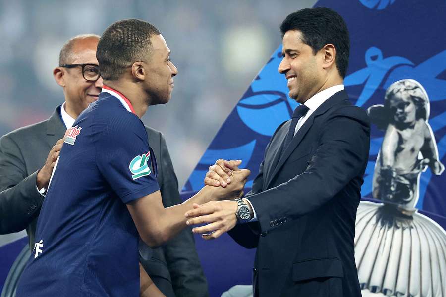 C'eravamo tanto amati: Nasser Al-Khelaifi si congratula con Kylian Mbappé