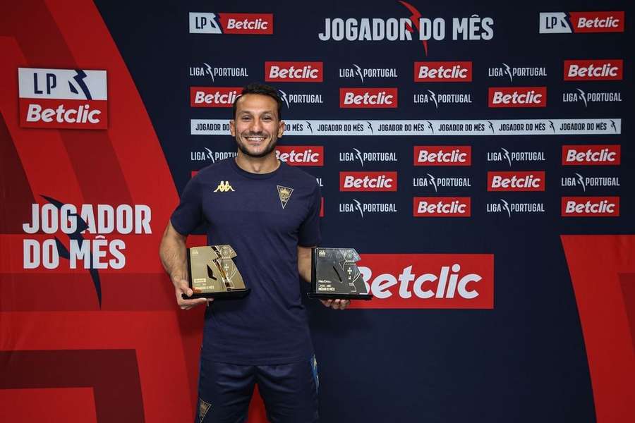João Carvalho com os dois prémios