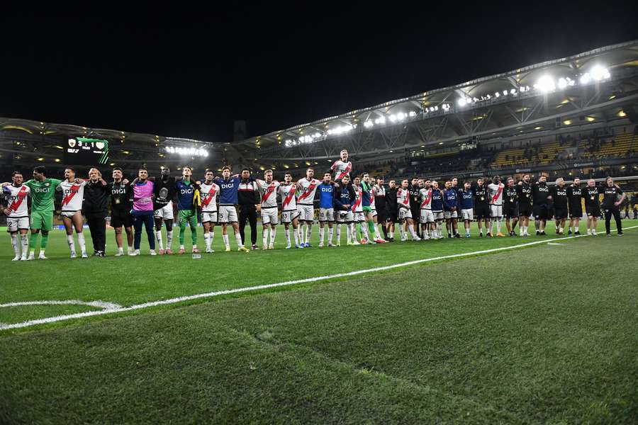 La plantilla del Rayo, celebrando en Atenas