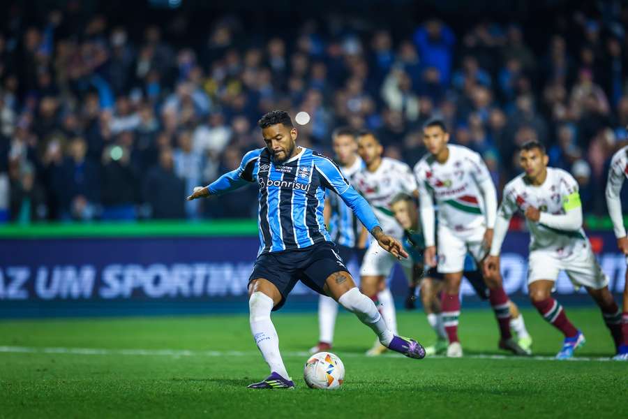 Reinaldo empatou o jogo em Curitiba de pênalti