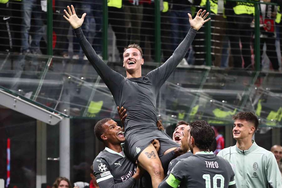 Francesco Camarda celebra el histórico gol marcado contra el Club Brujas, anulado más tarde por el VAR