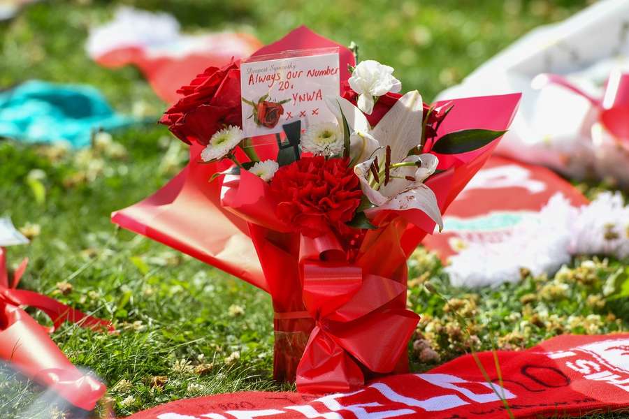 An der Liverpooler Anfield Road gedenken Fans dem verstorbenen Diogo Jota.