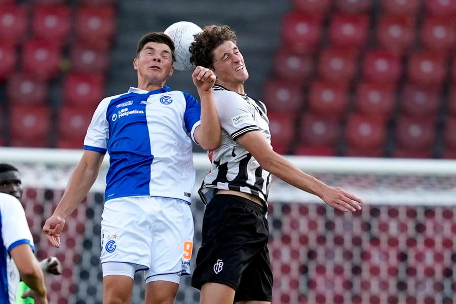 Fin van Breemen (à dir.) disputa a bola com um adversário Fin van Breemen (à dir.) disputa a bola com um adversário