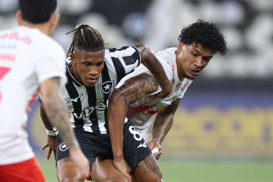 Botafogo teve um a mais em grande parte do jogo, mas não conseguiu vencer Botafogo teve um a mais em grande parte do jogo, mas não conseguiu vencer