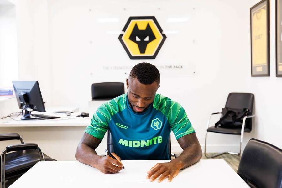 Ghislain Konan podepsal s Wolves.