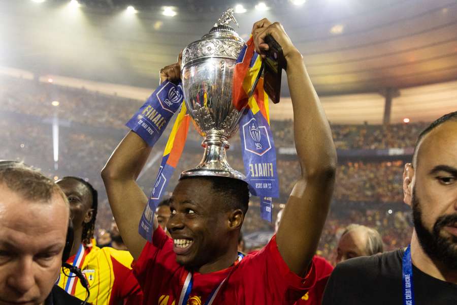 Mamadou Sangare, con la Copa de Francia que ganó en 2026 Mamadou Sangare, con la Copa de Francia que ganó en 2026