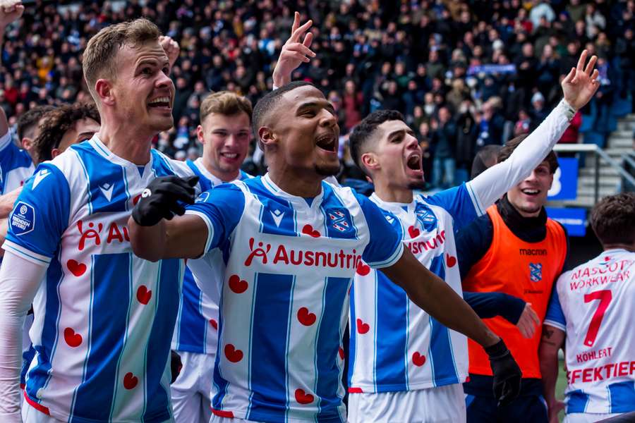 Amin Sarr viert een treffer tegen FC Groningen