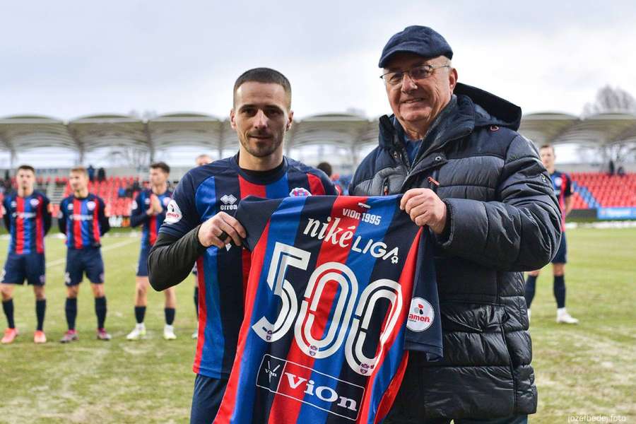 Mondek s majiteľom Ondrejkom pred výkopom jubilejného 500. zápasu ViOn-u v Niké lige.