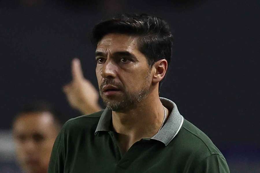 Abel Ferreira defende Leila após negativa de Claudinho ao Palmeiras