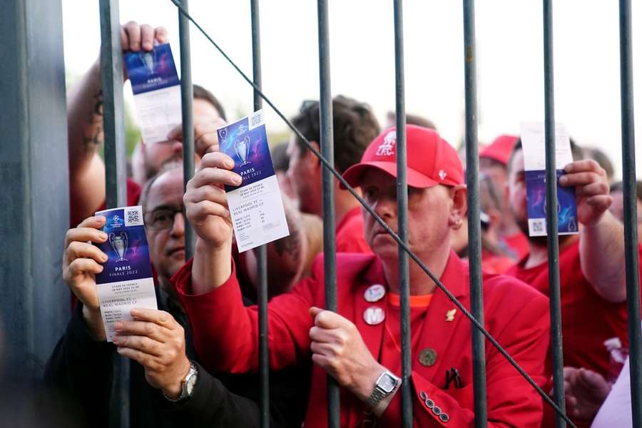 Wanhopige fans laten hun kaartje zien, maar de hekken blijven gesloten