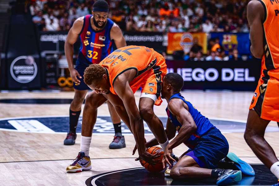 Yankuba Sima, durante la semifinal de la Supercopa ante el Barça, su último partido con el Valencia Yankuba Sima, durante la semifinal de la Supercopa ante el Barça, su último partido con el Valencia