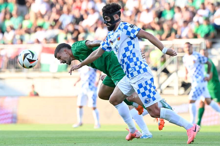 În startul sezonului 2024/2025 din cupele europene, Corvinul Hunedoara a învins-o pe Paksi cu scorul general de 4-2, în primul tur preliminar din UEL