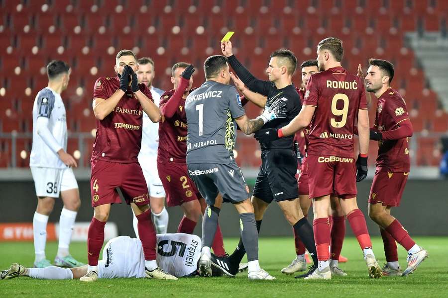 Mateusz Żyro z czerwoną kartką, Puszcza z trzecim zwycięstwem w sezonie
