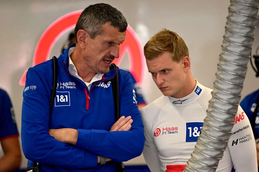  Guenther Steiner (links) in gesprek met Mick Schumacher