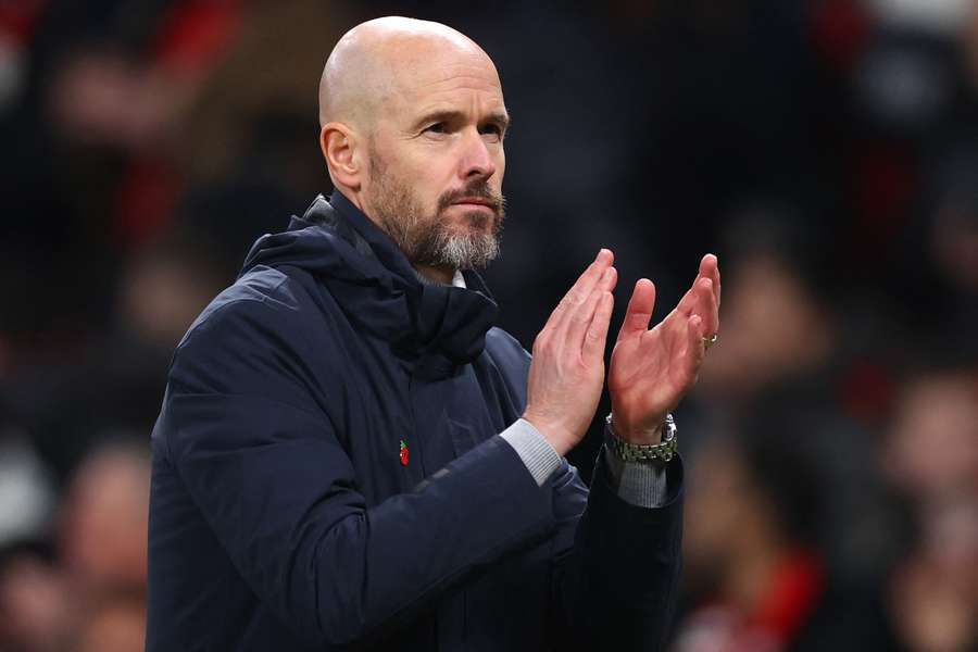 Erik ten Hag nu va fi în banca lui Man Utd împotriva lui Everton după ce a primit trei cartonașe galbene