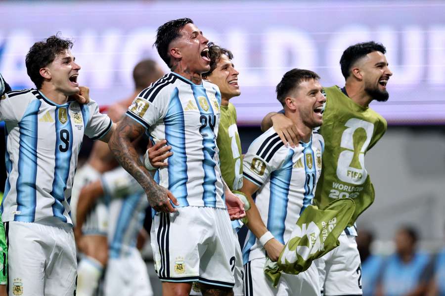 Enzo Fernández, en primer plano, celebra el triunfo ante Egipto Enzo Fernández, en primer plano, celebra el triunfo ante Egipto