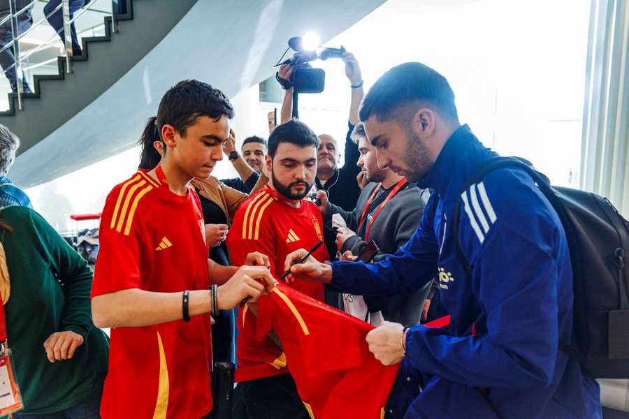 Ferran Torres, firmando una camiseta a su llegada a Valencia