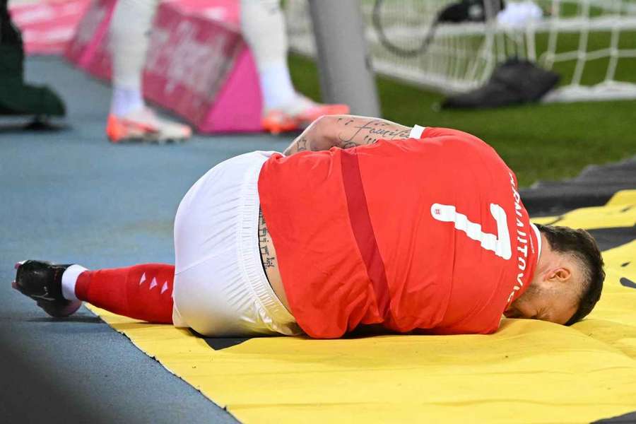 Marko Arnautovic necesitó atención médica durante el partido contra Serbia