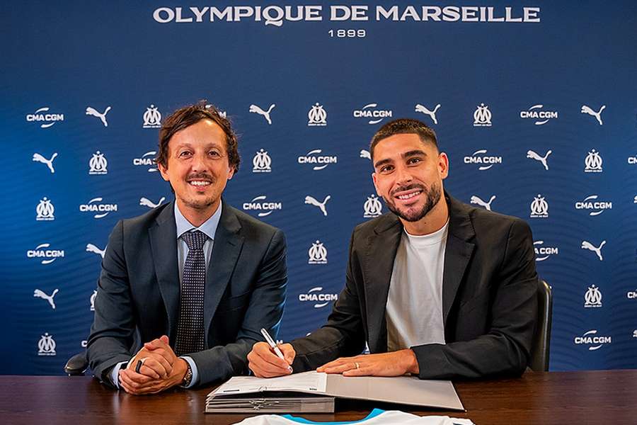 Neal Maupay a assinar o seu contrato.