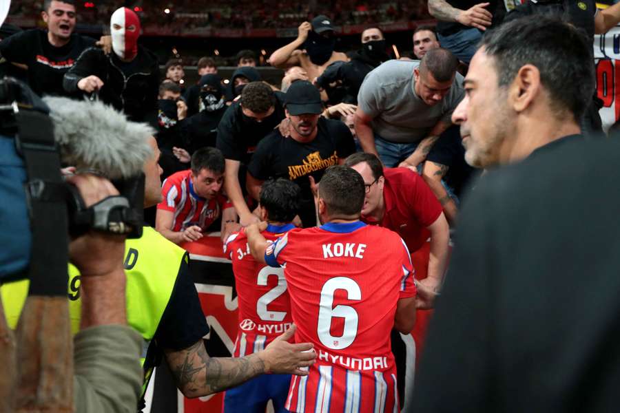 Flere Atlético Madrid-spillere forsøgte søndag at mane klubbens ultras til besindighed, da rivalerne fra Real Madrid var på besøg.