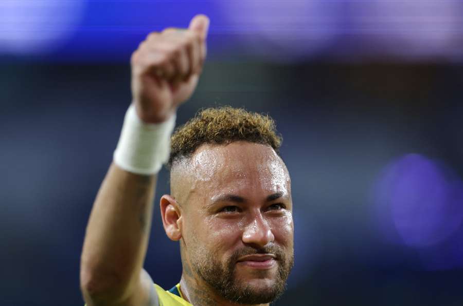 Neymar ganhou minutos contra Escócia