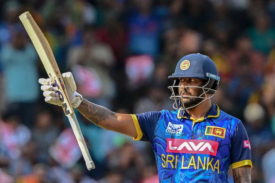 Fernando helps Sri Lanka to 248-7 in 3rd one-day match