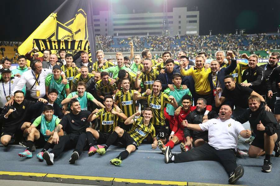 Die Spieler und Betreuer von Kairat Almaty feiern den Riesenerfolg.