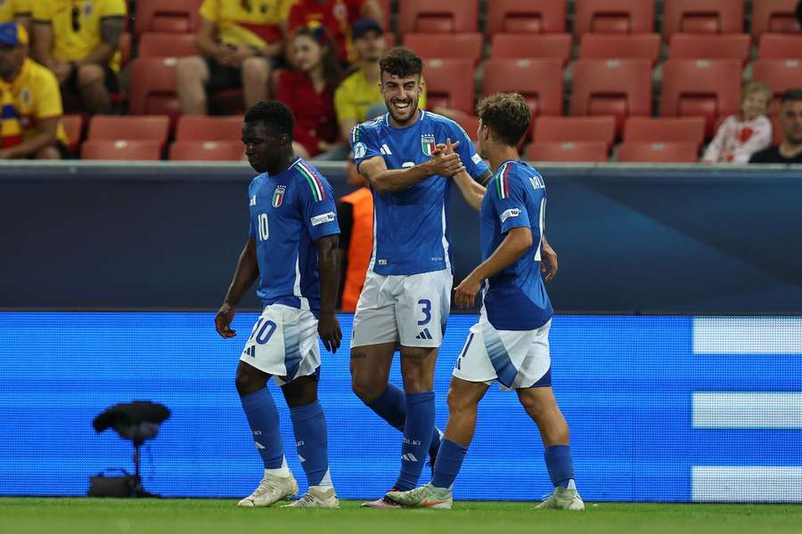 Tommaso Baldanzi con Matteo Ruggeri dopo il gol segnato contro la Romania