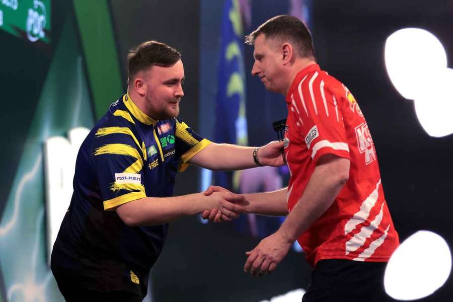 Luke Littler (vlevo) děkuje za zápas polskému soupeři.