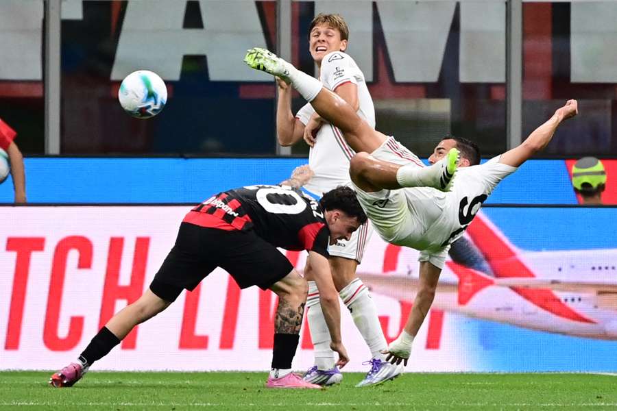 AC Milan przegrał z Cremonese, niedany debiut Modrica. Fantastyczny gol Bonazzoliego