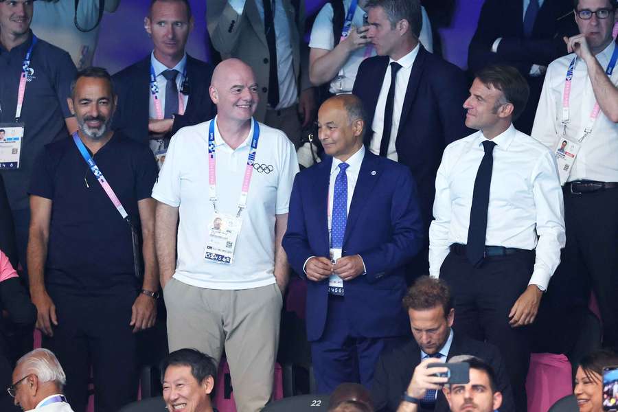 Husain Al Musallam tussen FIFA-baas Gianni Infantino en de Franse president Emmanuel Macron in tijdens de Spelen in Parijs