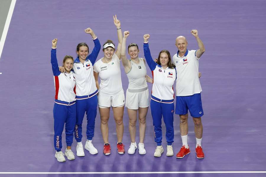 Končící kapitán Petr Pála se svými svěřenkyněmi. Končící kapitán Petr Pála se svými svěřenkyněmi.