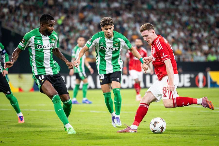 Cédric Bakambu y Ez Abde, ante Elliot Anderson, en el Betis-Nottingham Forest Cédric Bakambu y Ez Abde, ante Elliot Anderson, en el Betis-Nottingham Forest