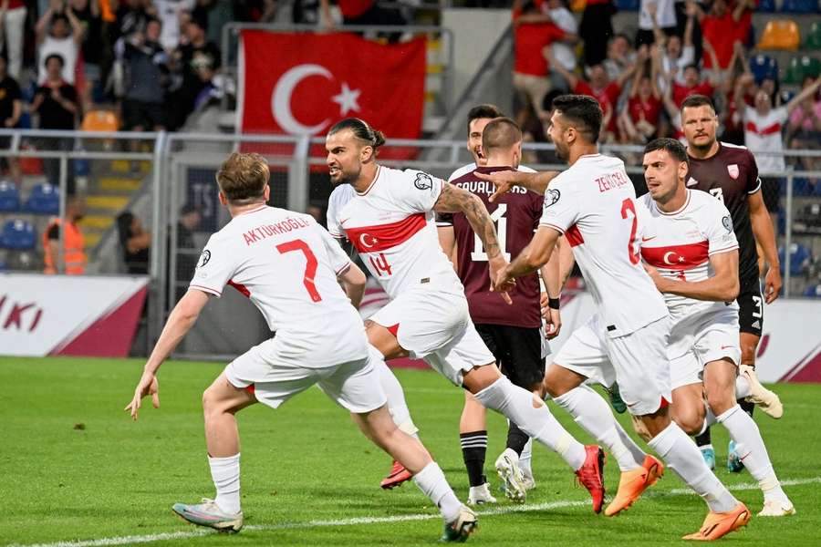 Abdulkerim Bardakci (14) feiert nach seinem Tor bei der UEFA EURO 2024 Qualifikation Group D gegen Lettland.