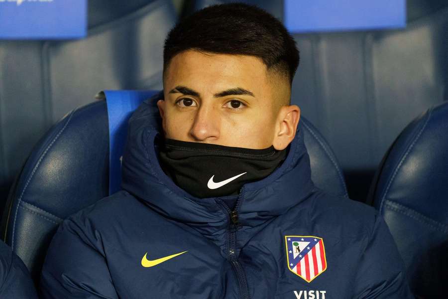 Thiago Almada no banco do Atlético Madrid