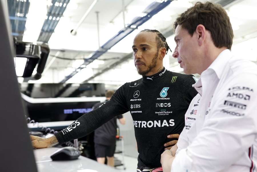 Lewis Hamilton (li.) und Toto Wolff (re.)