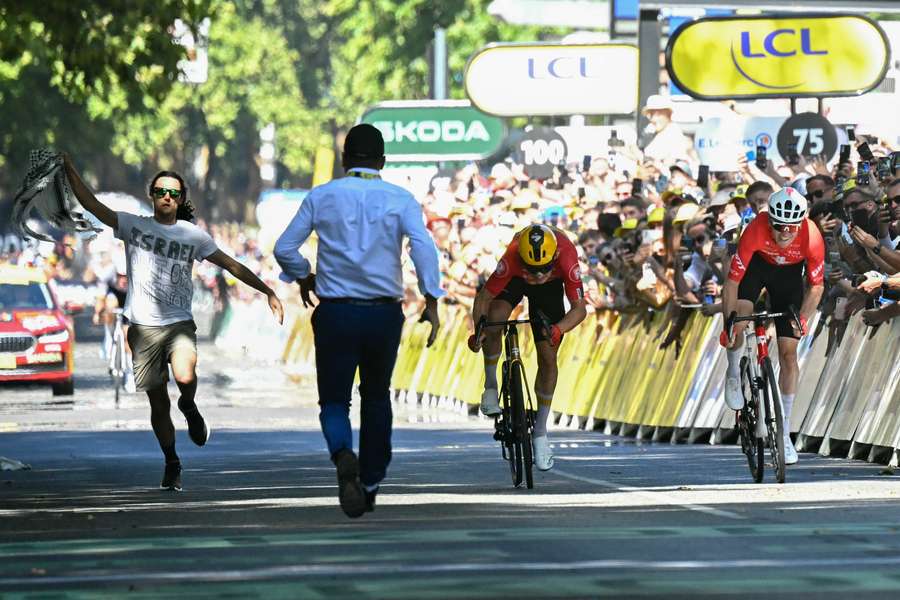 Detenido el activista propalestino que perturbó el final de etapa del Tour