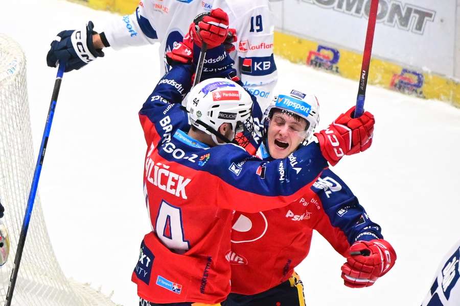 Matěj Pekař (vpravo) slaví gól v zápase s Kladnem.