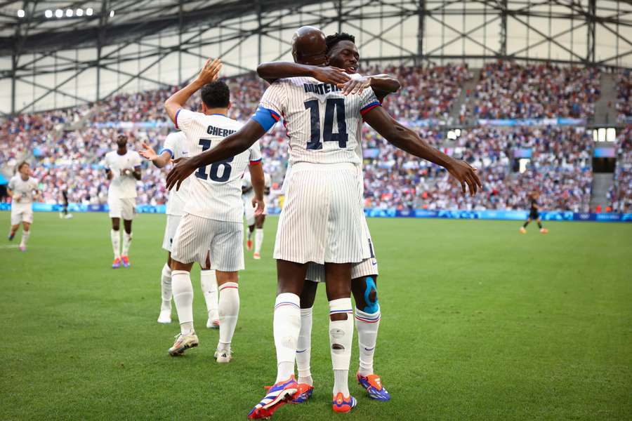 Blijdschap bij Jean-Philippe Mateta na de 1-0