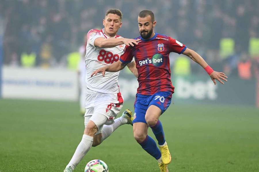 Iulian Roșu, în duel cu Laurențiu Corbu, într-o partidă dintre Dinamo și Steaua din Liga a II-a