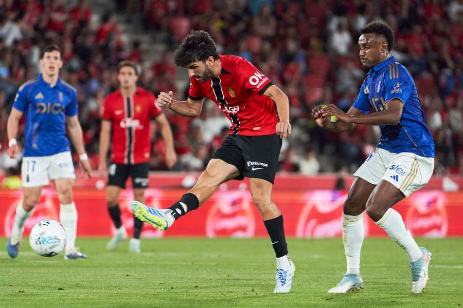 Manu Morlanes of RCD Mallorca passes the ball Manu Morlanes of RCD Mallorca passes the ball