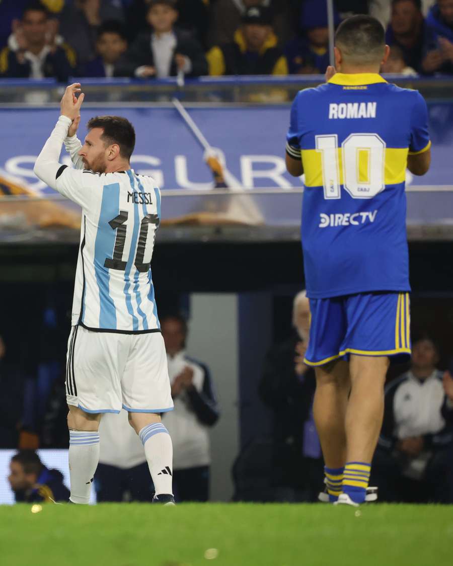 Messi marcou presença na partida de homenagem a Riquelme