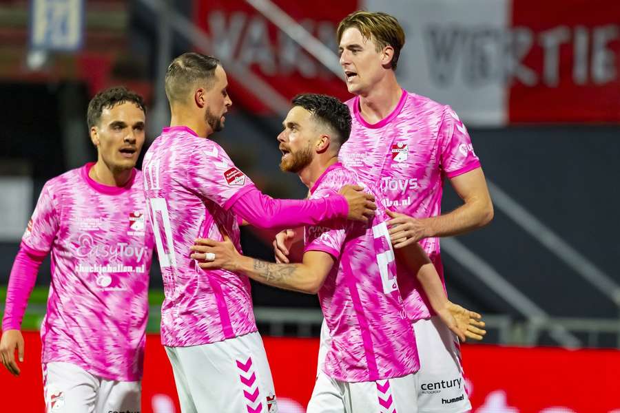 FC Emmen won de uitwedstrijd bij Jong Ajax